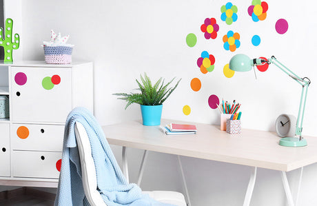 Modernes Kinderzimmer-Interieur mit Lernbereich.