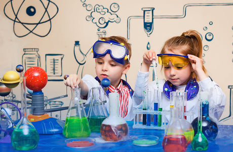 Kleine Kinder machen chemische Experimente.