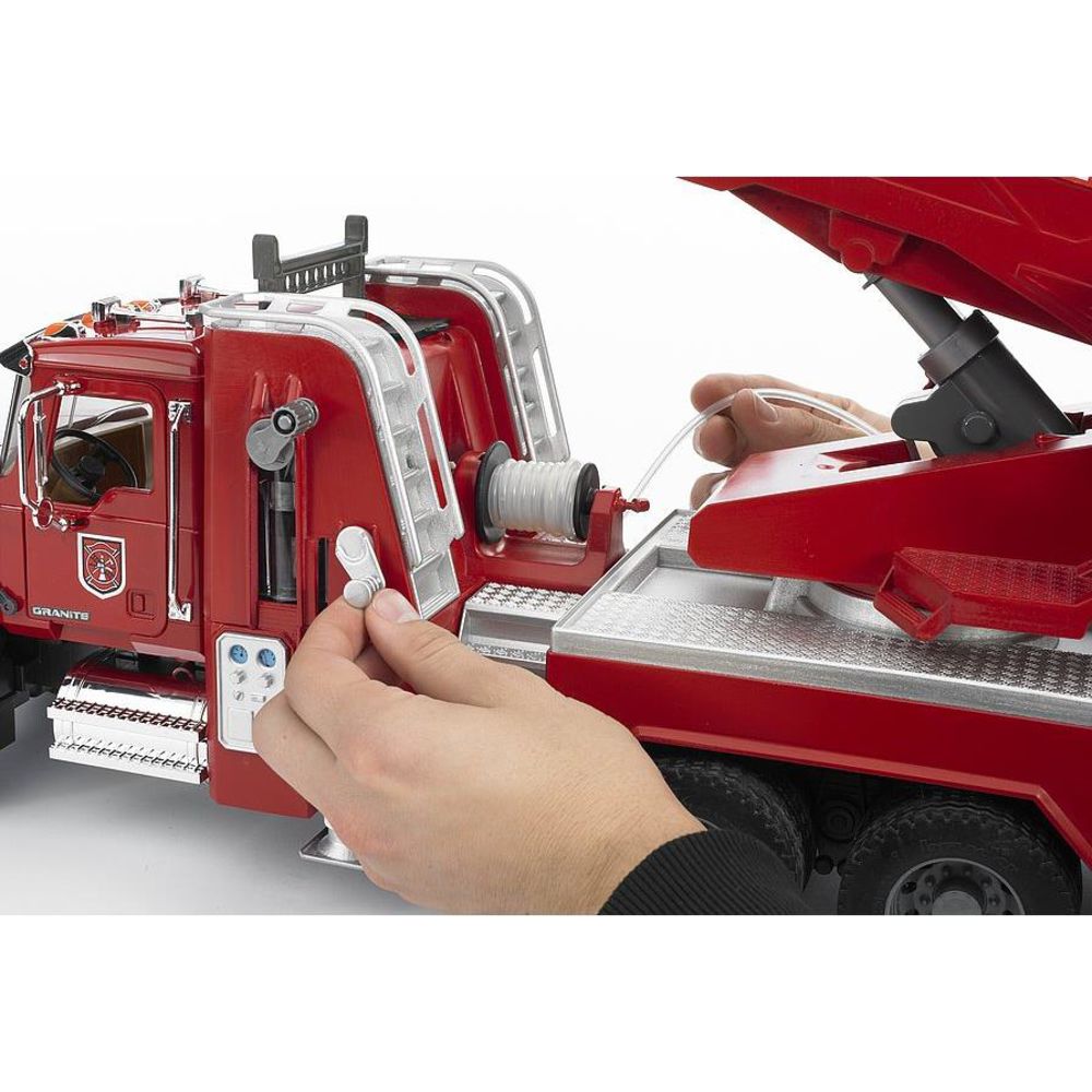 Bruder 02821 - MACK Granite Feuerwehrleiterwagen mit Drehleiter und Wasserpumpe, 1:16