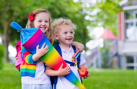 Kinder mit Schultüte am ersten Schultag.