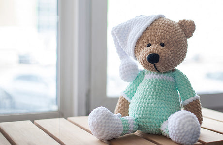 Gehäkelter Teddy aus Wolle.