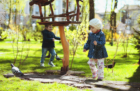 spielende Kinder im Garten