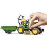Bruder 62104 - bworld John Deere Aufsitzrasenmäher mit Anhänger und Gärtner