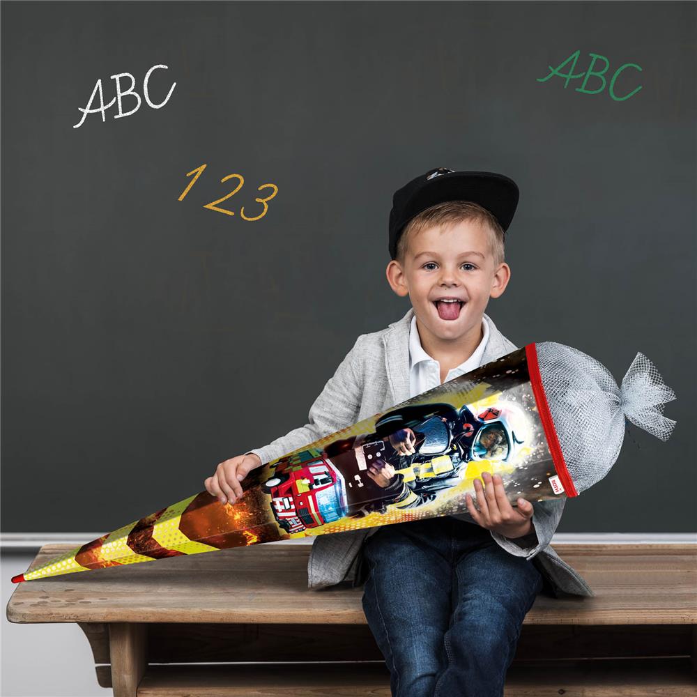 Roth Schultüte Feuerwehrmann, 85cm, eckig, Rot(h)-Spitze, Tüllverschluss (Silbertüll), Folieneffekt