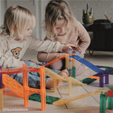 Cleverclixx Autobahn-Bausatz in Knallfarben 65 Teile, Magnetspielzeug Rennstrecke mit Auto & Verkehrsschilder